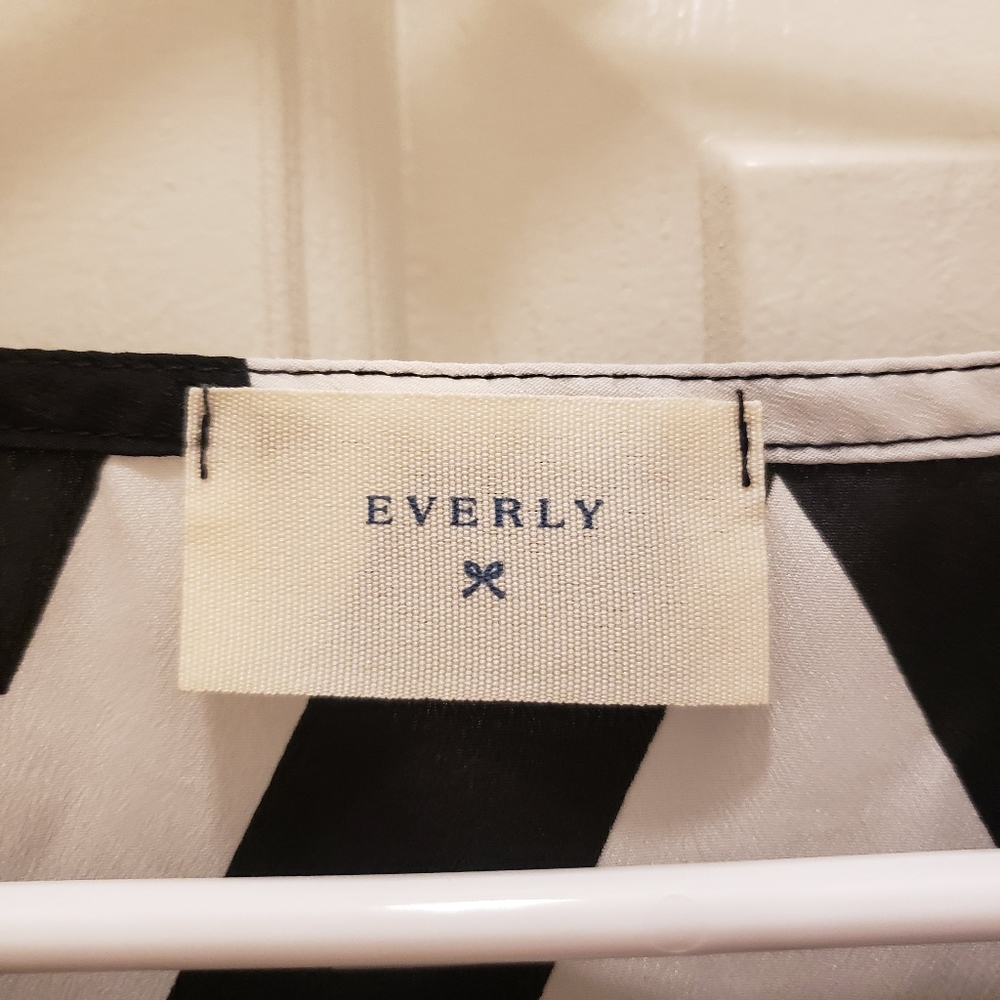Everly Black & White Chevron Blouse - Picture 4 of 6